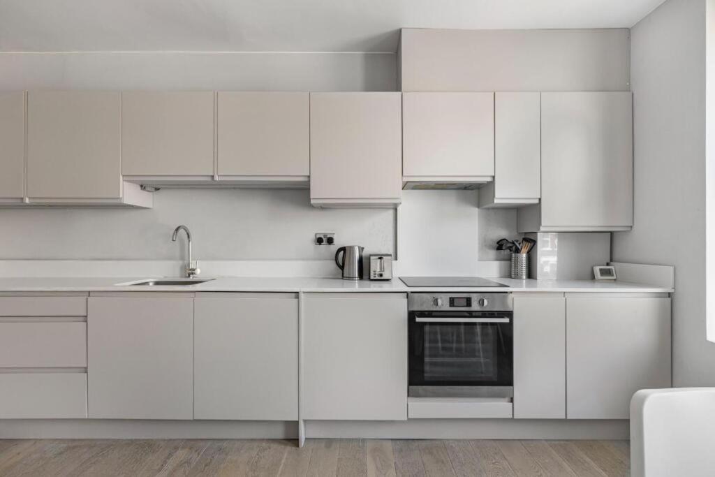 Brilliant 2 Bed Apartment - Spacious, Central & Well-Connected Londres Exterior foto